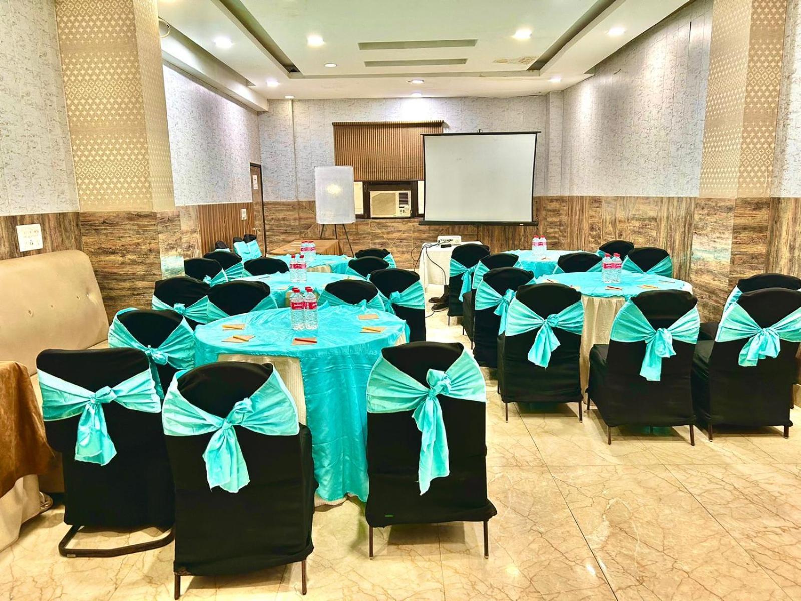 Hotel The Tomar Hospitality Nueva Delhi Exterior foto