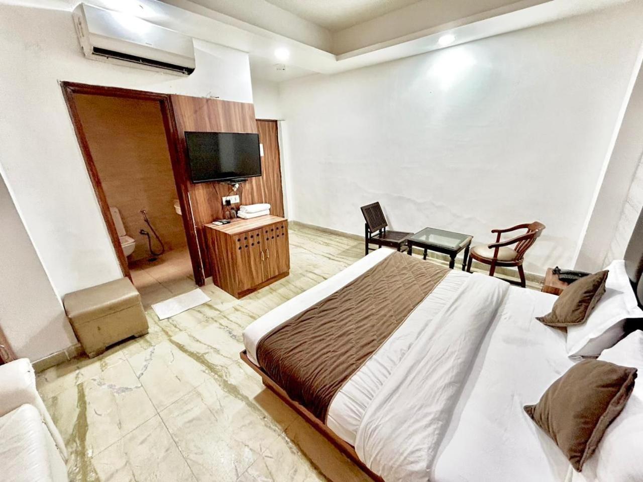 Hotel The Tomar Hospitality Nueva Delhi Exterior foto
