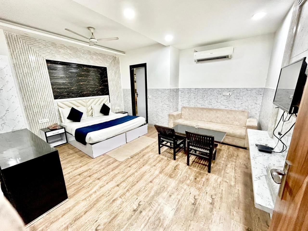 Hotel The Tomar Hospitality Nueva Delhi Exterior foto