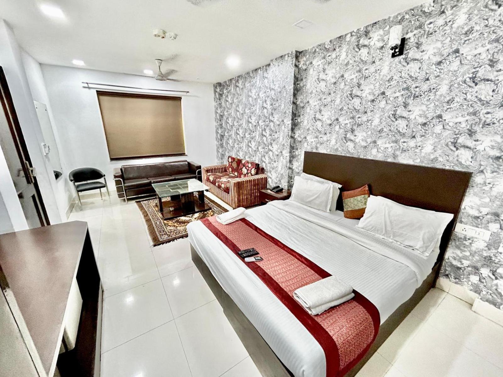 Hotel The Tomar Hospitality Nueva Delhi Exterior foto