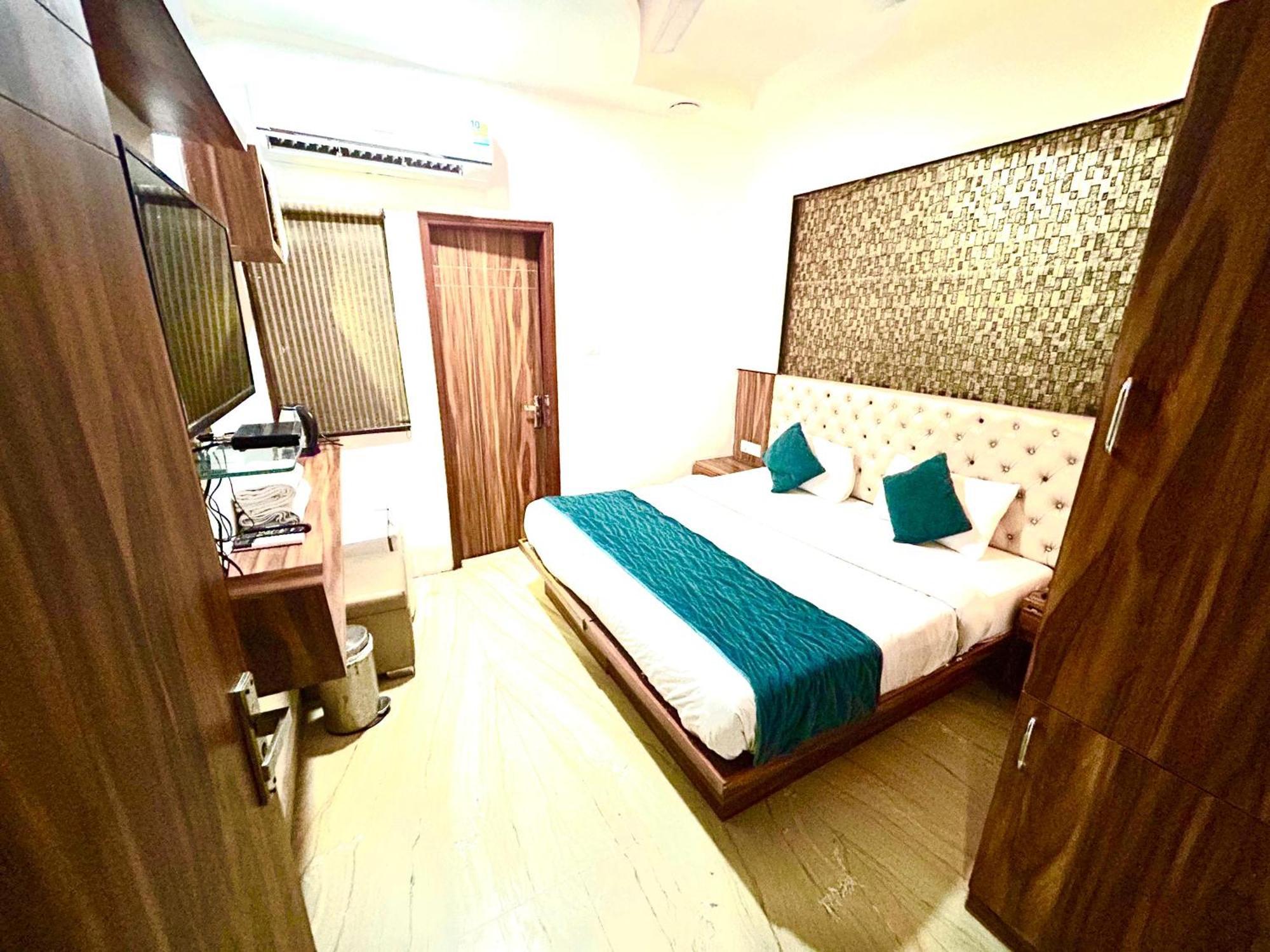 Hotel The Tomar Hospitality Nueva Delhi Exterior foto